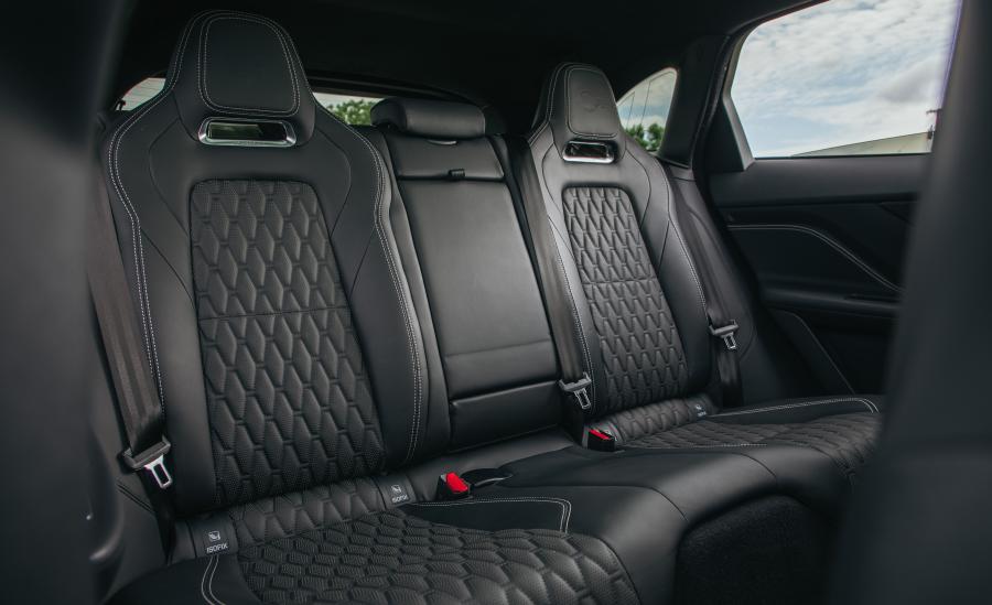 Интерьер Jaguar F-Pace SVR 2018 года  (NA) (фото 27 из 40)
